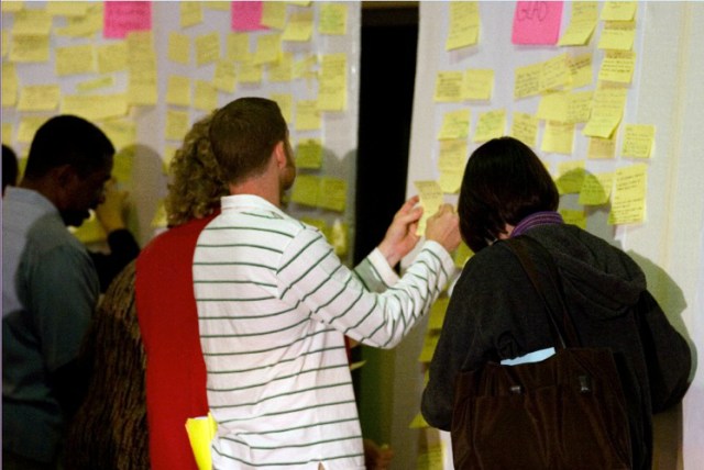 Sticky notes at theme stations in progress. (c) George Lottermoser, imagist.com
